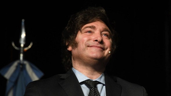 Milei reiteró que quiere "dolarizar" la economía y dijo que el campo es la "locomotora" del país